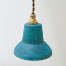 銅のペンダントライト pendant light_spot 斑紋ガス青銅色―青の釣鐘型の笠に真鍮のソケットとよじれコード