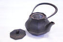 南部鉄器の鉄瓶 みやび 黒 0.4L―蓋を外した状態。ステンレスの茶こしが見える