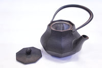 南部鉄器の鉄瓶 みやび 黒 0.4L―蓋を外した状態。ステンレスの茶こしが見える