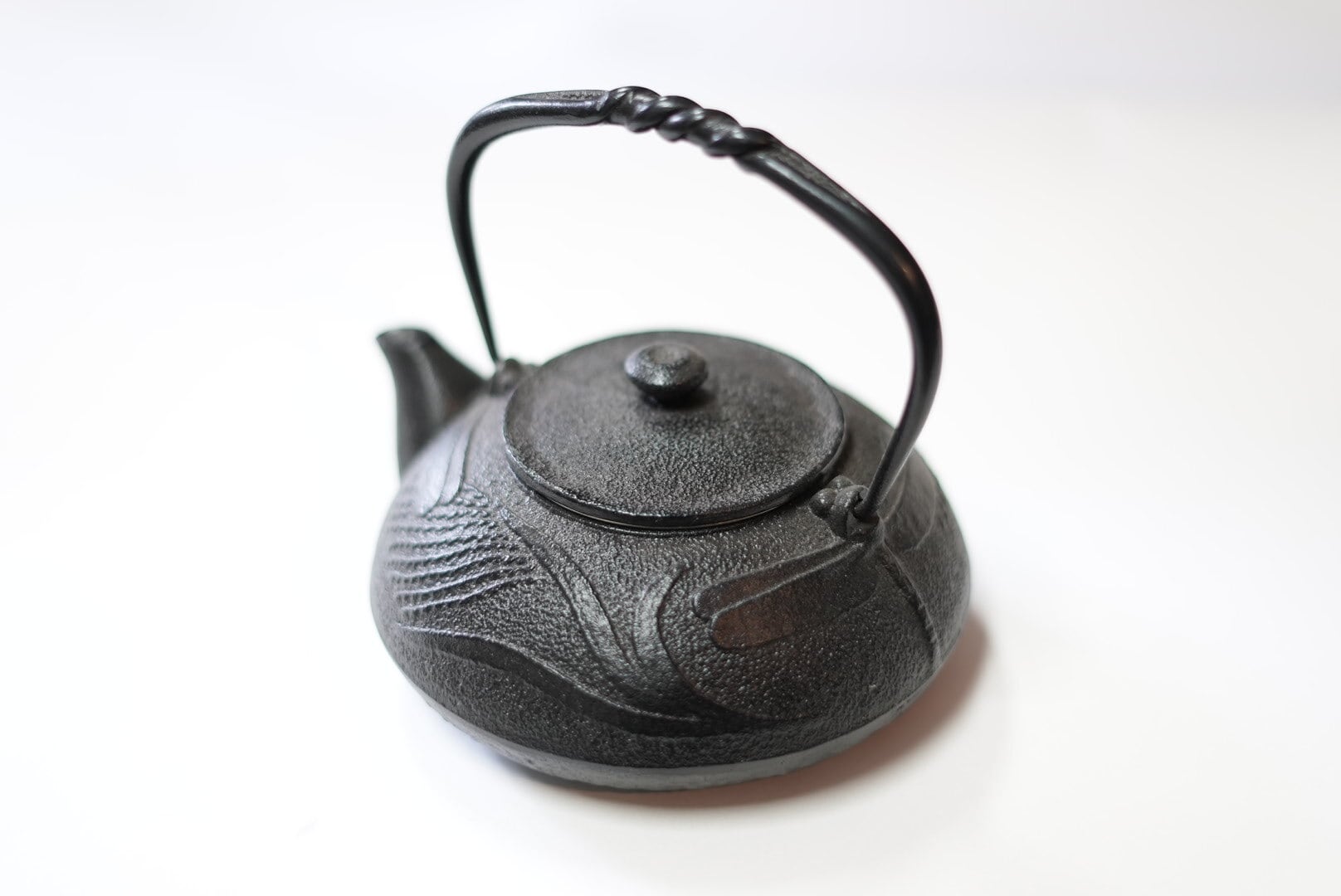 南部鉄器の鉄瓶 蜻蛉 黒 0.5L―上方から。蜻蛉の羽の文様