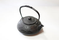 南部鉄器の鉄瓶 蜻蛉 黒 0.5L―蜻蛉の文様を正面から