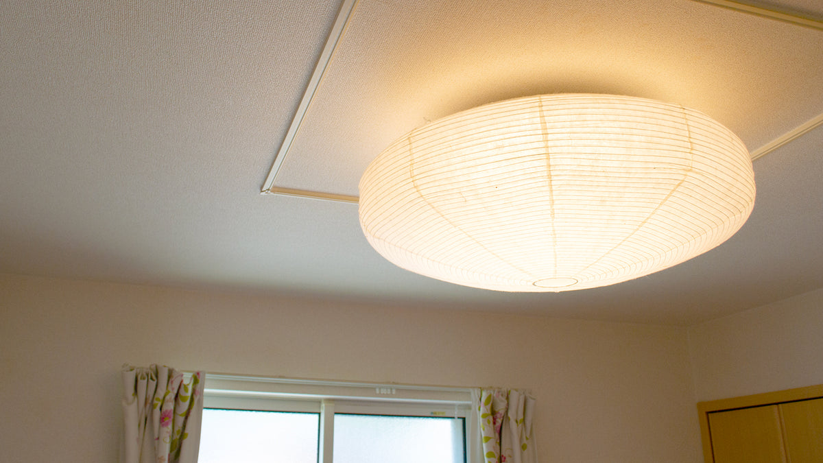 和紙の LED シーリングライト 月夜 美濃粕紙―天井に付いた、チリの入った手漉き和紙の提灯