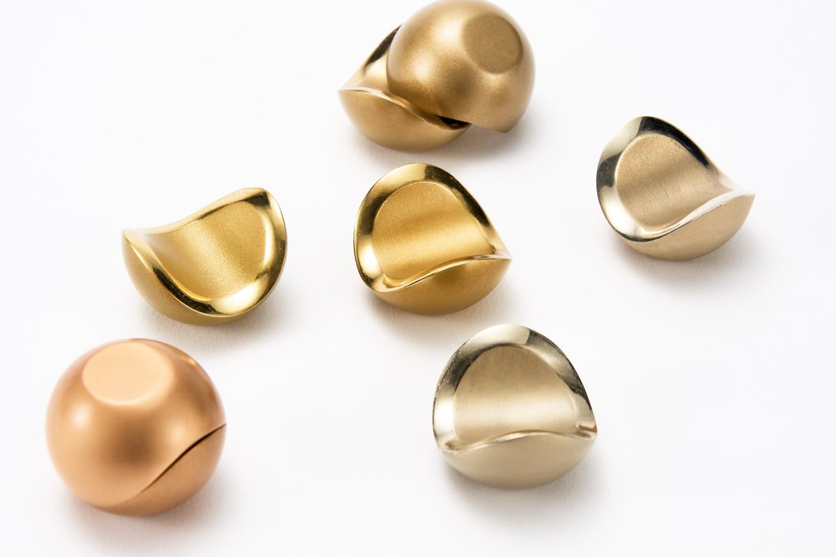 CLAMS 箸置き―4 種の金属を開いた形と閉じた形で並べたところ