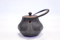 南部鉄器の鉄瓶 みやび 黒 0.4L―斜め上から。注ぎ口と蓋のつまみ