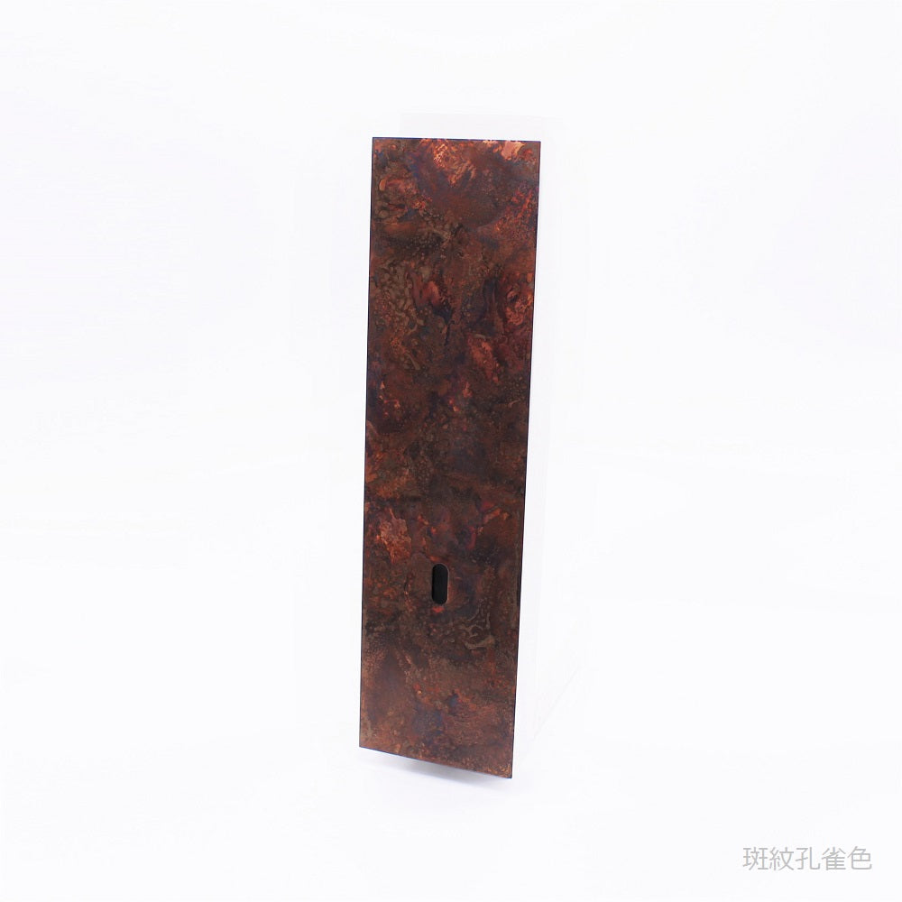 銅の壁掛け花器 on the wall mini 斑紋孔雀色―赤茶に紋様の出た一枚を正面から