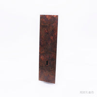 銅の壁掛け花器 on the wall mini 斑紋孔雀色―赤茶に紋様の出た一枚を正面から