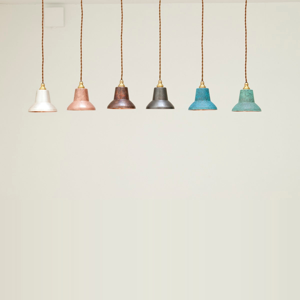 銅のペンダントライト pendant light_spot〔6色〕―白銀・赤茶・焦茶・黒・青・緑青の6灯が横一列に吊り下がり、真鍮のソケットとよじれコードが見える