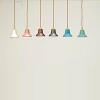 銅のペンダントライト pendant light_spot〔6色〕―白銀・赤茶・焦茶・黒・青・緑青の6灯が横一列に吊り下がり、真鍮のソケットとよじれコードが見える